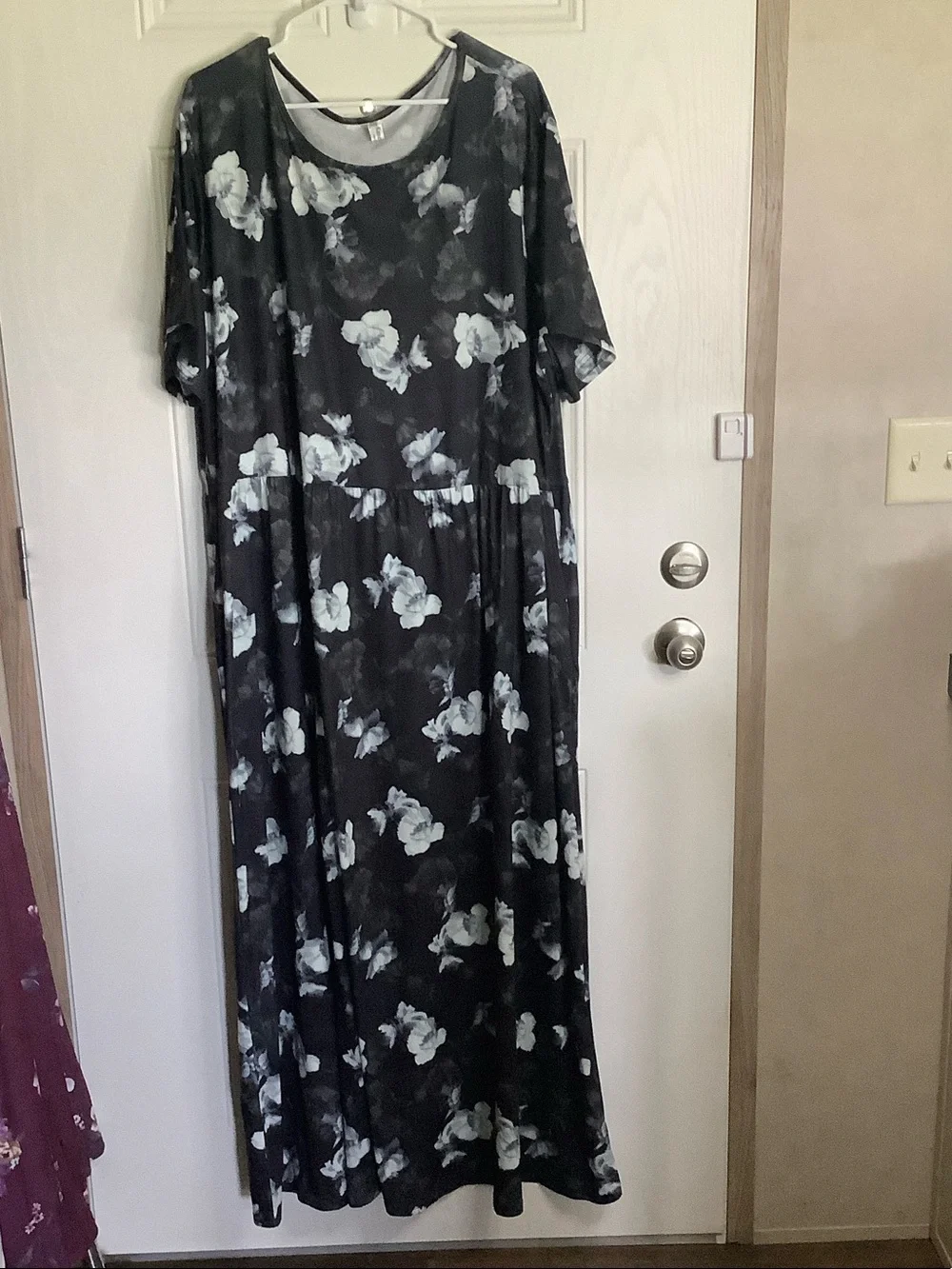 Plus Size Black Floral Maxi Dress with Scoop Neck